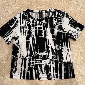 Black and white color block top. Great condition! Crew neckline! Size M.